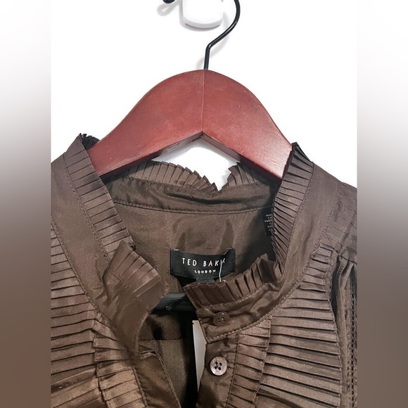 NWT Ted Baker brown silk tuxedo pleated short sleeve top, size 2. - Picture 4 of 8